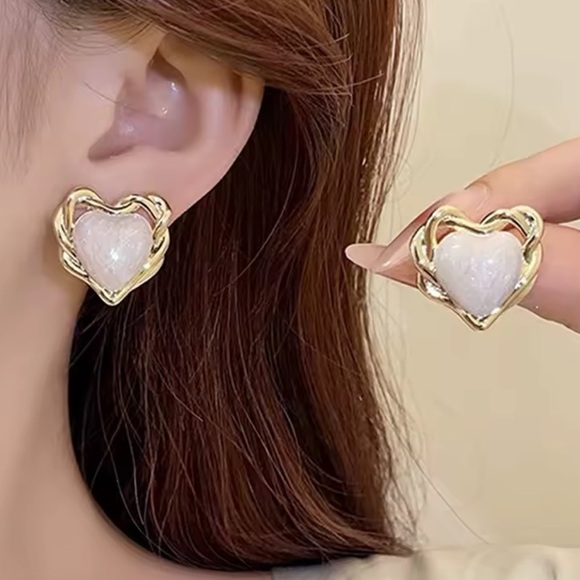 Zara Gold Heart Pearl Earrings - Picture 3 of 9